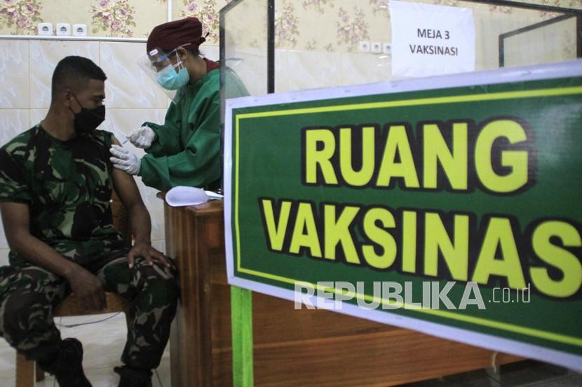 Bathsul Masail NU Putuskan Vaksin AstraZeneca Suci. Petugas kesehatan menyuntikkan vaksin AstraZeneca saat vaksinasi dosis pertama bagi prajurit TNI AD di RS Tentara Wirasakti Kupang, Kupang, NTT, Sabtu (27/3/2021). Sebanyak 3.700 prajurit TNI AD di NTT menerima vaksin AstraZeneca.