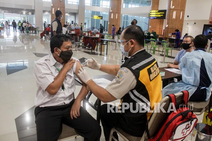 Petugas kesehatan menyuntikkan vaksin COVID-19 Astrazeneca kepada petugas pelayanan bandara di Lobby Baru Terminal 1 Bandara Internasional Juanda di Sidoarjo, Jawa Timur, Selasa (30/3/2021). Sebanyak 2.332 petugas pelayanan, karyawan maskapai, AirNav, petugas kebersihan, keamanan publik, dan mitra usaha lainnya menerima vaksinasi COVID-19 yang diadakan PT Angkasa Pura I Kantor Cabang Bandara Juanda. 