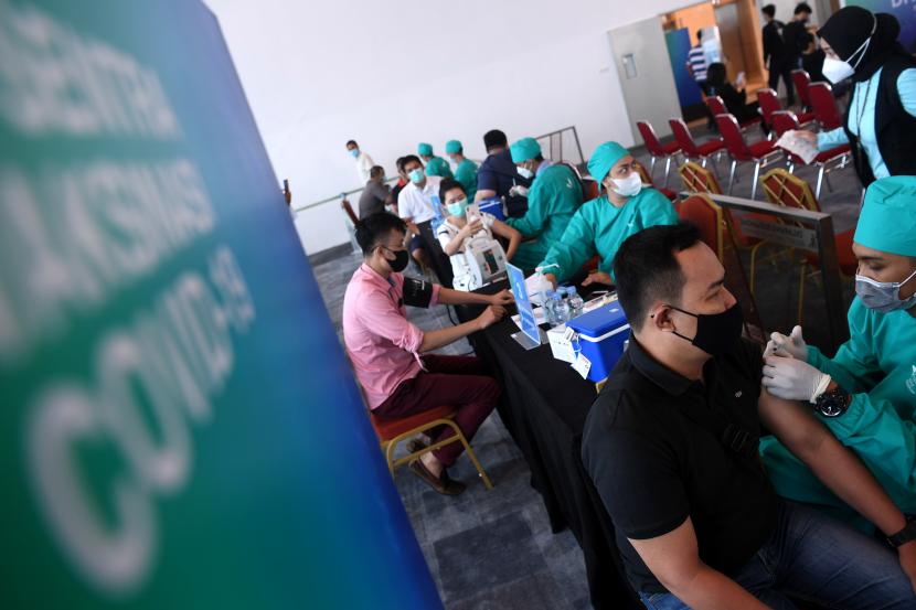 Petugas kesehatan menyuntikkan vaksin COVID-19 AstraZeneca tahap pertama di Sentra Vaksinasi Central Park dan Neo Soho Mall, Jakarta Barat, Sabtu (8/5). Satuan Tugas Penanganan Covid-19 melaporkan pasien yang terkonfirmasi positif pada Sabtu, 8 Mei 2021 bertambah 6.130 kasus. 