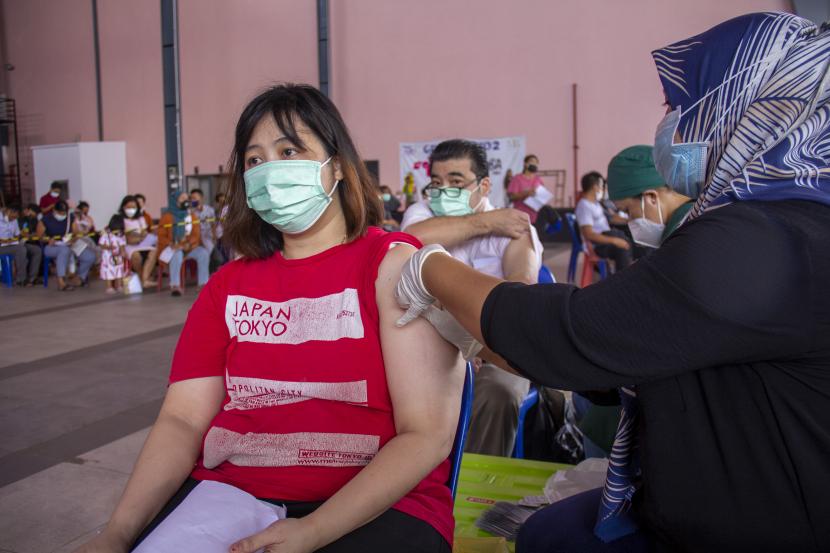 Petugas kesehatan menyuntikkan vaksin COVID-19 dosis ketiga atau booster kepada warga di Mall Botania Dua, Batam, Kepulauan Riau, Kamis (24/3/2022). Pemerintah menetapkan vaksinasi booster menjadi syarat mudik pada perayaan Idul Fitri 2022. 