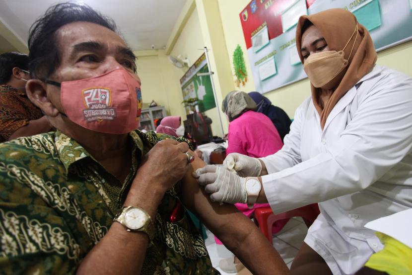 Petugas kesehatan menyuntikkan vaksin COVID-19 dosis ketiga (booster) kepada warga lanjut usia atau lansia di kawasan Ngagel Mulyo, Surabaya, Jawa Timur, Kamis (13/1/2022). Pemkot Surabaya melakukan vaksinasi COVID-19 booster kepada warga lanjut usia dengan target 80 ribu penerima vaksin dan dilakukan secara bertahap. 