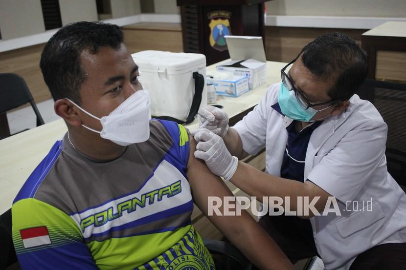 Petugas kesehatan menyuntikkan vaksin Covid-19 booster di Surabaya. 