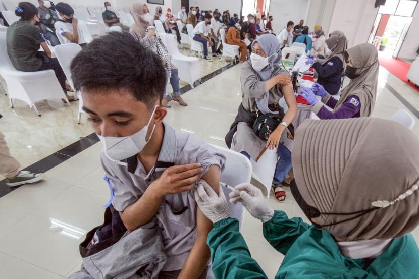 Petugas kesehatan menyuntikkan vaksin Covid-19, ilustrasi. Dinas Kesehatan (Dinkes) Kota Surabaya bakal segera menjalankan vaksinasi dosis keempat atau booster kedua bagi Sumber Daya Manusia Kesehatan (SDM Kesehatan). 