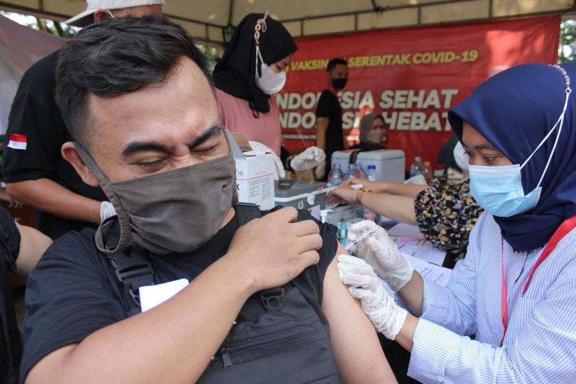 Petugas kesehatan menyuntikkan vaksin Covid-19 dosis penguat (booster) kepada warga di kawasan IRTI Monas, Jakarta, Selasa (5/7/2022). Pada Jumat, ada tambahan sebanyak 317.535 orang yang telah menerima vaksin booster.