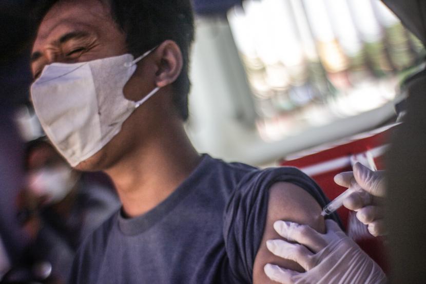 Petugas kesehatan menyuntikkan vaksin Covid-19 dosis penguat (booster) kepada warga, ilustrasi. emkot Cirebon terus melayani pemberian vaksin ketiga atau booster bagi warganya. Hingga kini, target capaian vaksinasi booster masih cukup rendah.