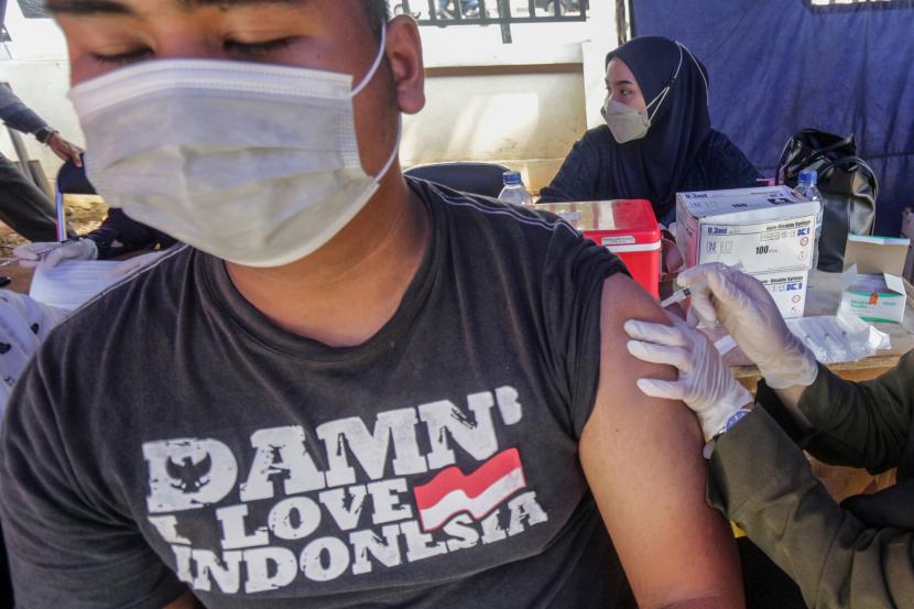 Petugas kesehatan menyuntikkan vaksin COVID-19 dosis penguat (booster) kepada warga di Dinas Kesehatan Kabupaten Bogor, Jawa Barat, Selasa (12/7/2022). Pemerintah menerapkan vaksin booster sebagai syarat perjalanan di dalam negeri mulai 17 Juli 2022 guna menekan penyebaran kasus COVID-19. 
