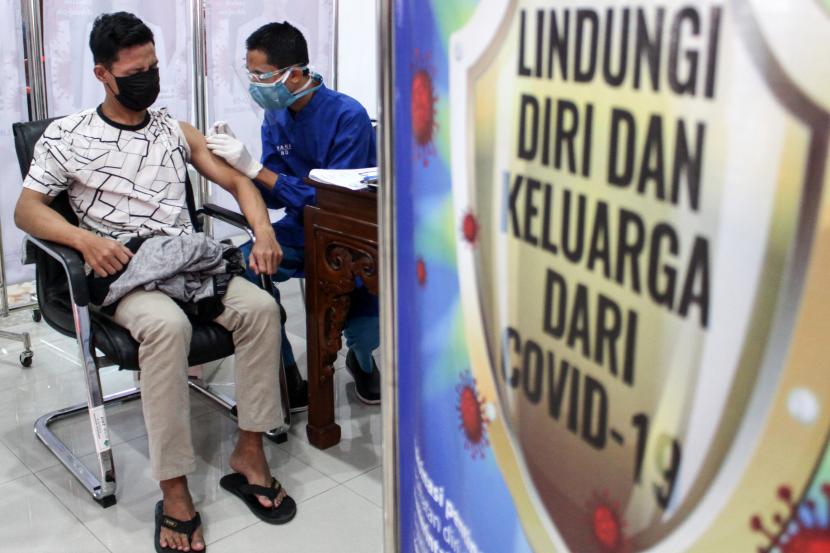 Ilustrasi vaksinasi Covid-19. PT Pegadaian Kanwil VI Makassar menyediakan 2.000 dosis vaksin Covid-19 bagi masyarakat.