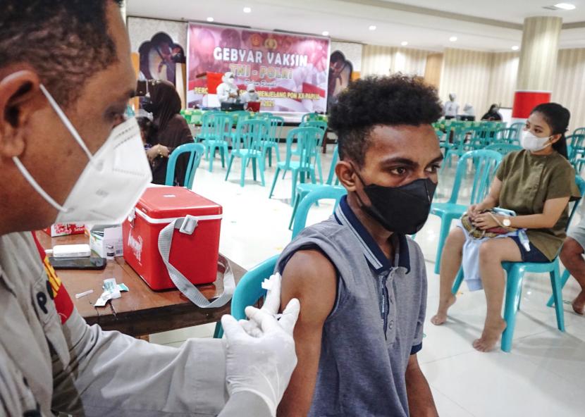 Petugas kesehatan menyuntikkan vaksin COVID-19 ke warga di Masjid Raya, Kota Jayapura, Papua. Ketua Satgas sebut capaian vaksinasi di DKI menjadi yang tertinggi, sedangkan Papua yang terendah.
