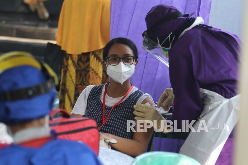 Petugas kesehatan menyuntikkan vaksin Covid-19 kepada ibu hamil di Taman Hutan Joyoboyo, Kota Kediri, Jawa Timur, Sabtu (7/8).