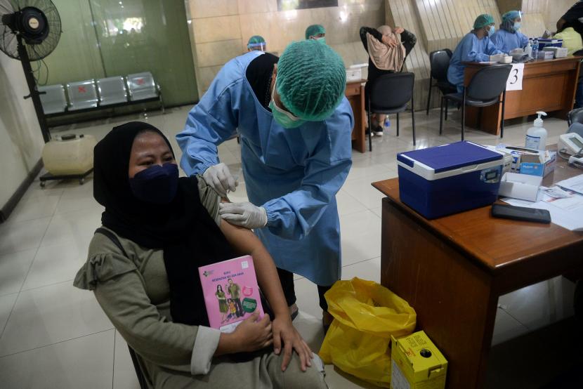 Petugas kesehatan menyuntikkan vaksin Covid-19 kepada ibu hamil di sentra vaksinasi Gedung Wira Purusa LVRI DKI Jakarta.