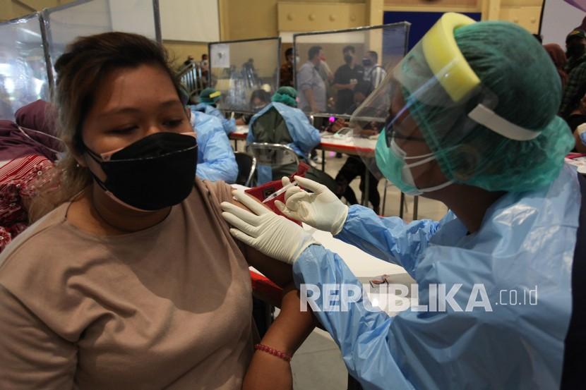 Petugas kesehatan menyuntikkan vaksin COVID-19 kepada ibu hamil di Surabaya, Jawa Timur, Kamis (19/8/2021). Vaksinasi COVID-19 dosis kesatu bagi ibu hamil dengan usia kehamilan 13 minggu hingga 33 minggu tersebut menargetkan 1.000 penerima vaksin.