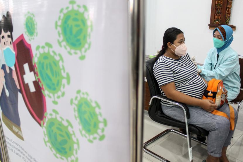 Petugas kesehatan menyuntikkan vaksin COVID-19 kepada ibu hamil di Gedung Hemodialisis Rumah Sakit Umum Daerah (RSUD) Sidoarjo, Jawa Timur, Kamis (26/8/2021). Sebanyak 200 dosis vaksin yang diberikan kepada ibu hamil dengan usia kehamilan 13 minggu hingga 33 minggu tersebut sebagai booster agar antibodi di dalam tubuh membentuk sistem imun yang kuat.