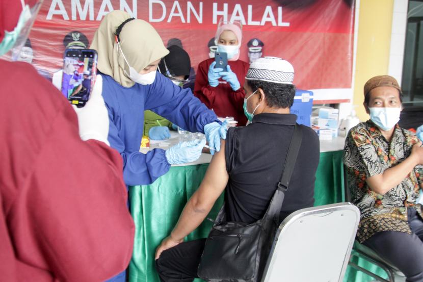 Petugas kesehatan menyuntikkan vaksin COVID-19 kepada imam dan takmir masjid. ilustrasi