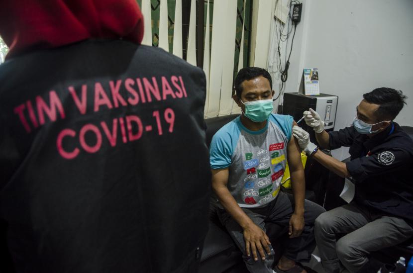Petugas Kesehatan menyuntikkan vaksin COVID-19 kepada pedagang Pasar Sederhana, di Bandung, Jawa Barat, Sabtu (27/2/2021). Sedikitnya 200 pedagang di pasar tersebut menerima vaksin COVID-19 dosis pertama pada pelaksanaan vaksin tahap dua Jawa Barat yang ditujukan bagi lansia, pedagang pasar, ASN,TNI-Polri.