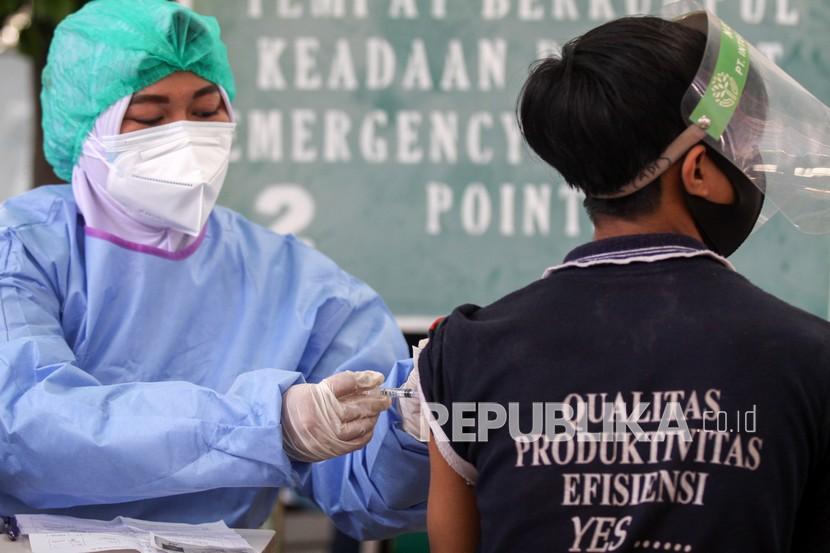Petugas kesehatan menyuntikkan vaksin COVID-19 kepada pekerja di pabrik kawasan Sedati, Sidoarjo, Jawa Timur, Sabtu (24/7/2021). 