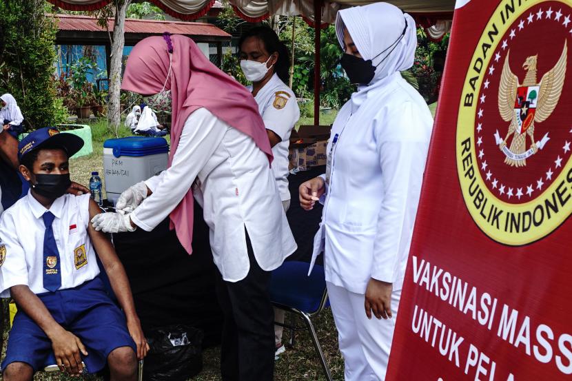 Petugas kesehatan menyuntikkan vaksin Covid-19 kepada pelajar di SMPN 4 Kota Jayapura, Papua, Senin (20/9/2021). 