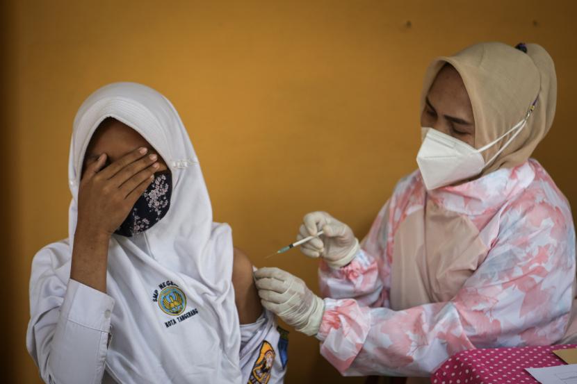 Petugas kesehatan menyuntikkan vaksin COVID-19 kepada pelajar di SMPN 1 Kota Tangerang, Banten. Sebanyak lebih dari 8.000 pelajar setingkat SMP dan SMA/ sederajat di Kota Tangerang menjalani vaksinasi Covid-19 dengan vaksin jenis Pfizer di Pusat Pemerintahan Kota Tangerang pada Rabu (1/9). Kegiatan vaksinasi bagi pelajar tersebut dilakukan sebagai salah satu upaya menyongsong pembelajaran tatap muka (PTM).