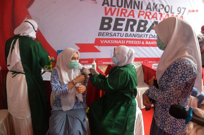Petugas kesehatan menyuntikkan vaksin COVID-19 kepada pelajar SMU 7 Banda Aceh saat vaksinasi COVID-19 di Desa Kajhu, Kabupaten Aceh Besar, Aceh, Senin (20/9/2021). Pemprov Aceh bersama Forkopimda menargetkan vaksinasi COVID-19 untuk pelajar usia 12 - 17 tahun tuntas hingga akhir September 2021 dengan sasaran 577.015 orang dalam rangka persiapan belajar tatap muka di sekolah.