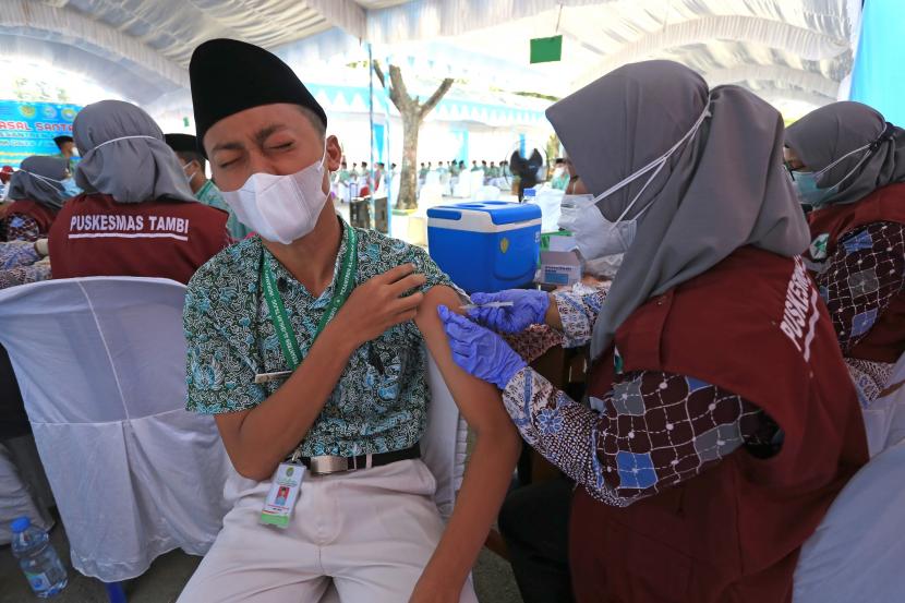 Petugas kesehatan menyuntikkan vaksin COVID-19 kepada santri di Pondok Pesantren Al Islah Tajug, Sudimampir, Balongan, Indramayu, Jawa Barat, Kamis (29/7/2021). Sebanyak 1.000 santri mendapatkan suntikan vaksin sebagai upaya menanggulangi penyebaran COVID-19 di lingkungan pesantren. 