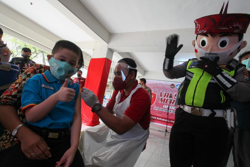 Petugas kesehatan menyuntikkan vaksin COVID-19 kepada seorang anak saat Vaksinasi Merdeka Anak di Surabaya, Jawa Timur, Rabu (5/1/2022). Polda Jawa Timur menggelar vaksinasi COVID-19 bagi anak umur 6-11 tahun secara serentak di 115 lokasi di Jawa Timur dengan menargetkan 2,5 juta anak penerima vaksin.