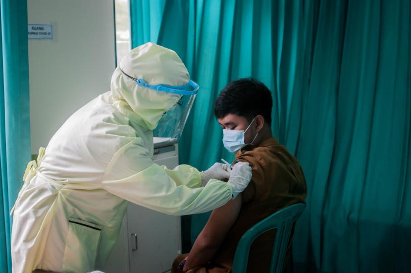 Petugas kesehatan menyuntikkan vaksin COVID-19 kepada seorang Aparatur Sipil Negara (ASN) di Puskesmas Madala, Lebak, Banten, Senin (3/1/2021). Menteri Kesehatan Budi Gunadi Sadikin menargetkan sebanyak 38,5 juta orang dari kelompok pelayan publik akan mendapat vaksin COVID-19 dan ditargetkan selesai hingga bulan Juni 2021. 