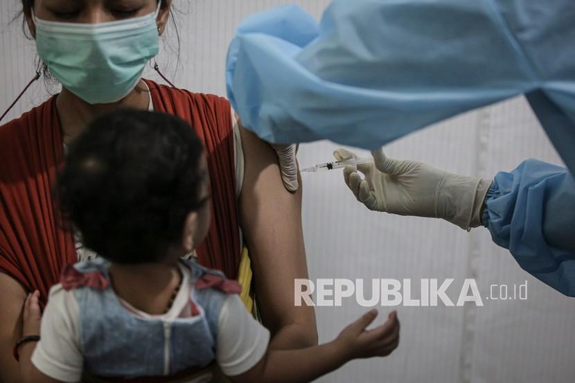 Sentra 10 ribu vaksinasi di Yogyakarta oleh Gerindra digelar secara fun. Petugas kesehatan menyuntikkan vaksin COVID-19 kepada seorang warga (ilustrasi).