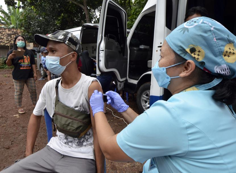 Petugas kesehatan menyuntikkan vaksin COVID-19 kepada warga dalam pelayanan vaksinasi keliling.