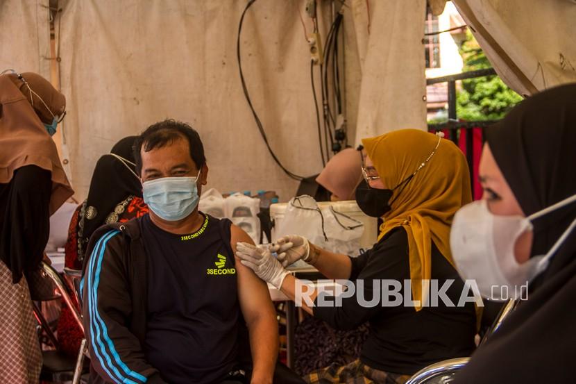 Petugas kesehatan menyuntikkan vaksin COVID-19 kepada warga di gerai vaksinasi pasar wadai Ramadhan di Banjarmasin, Kalimantan Selatan, Rabu (6/4/2022). Dua Kabupaten di Kalsel Nihil Pasien Covid-19