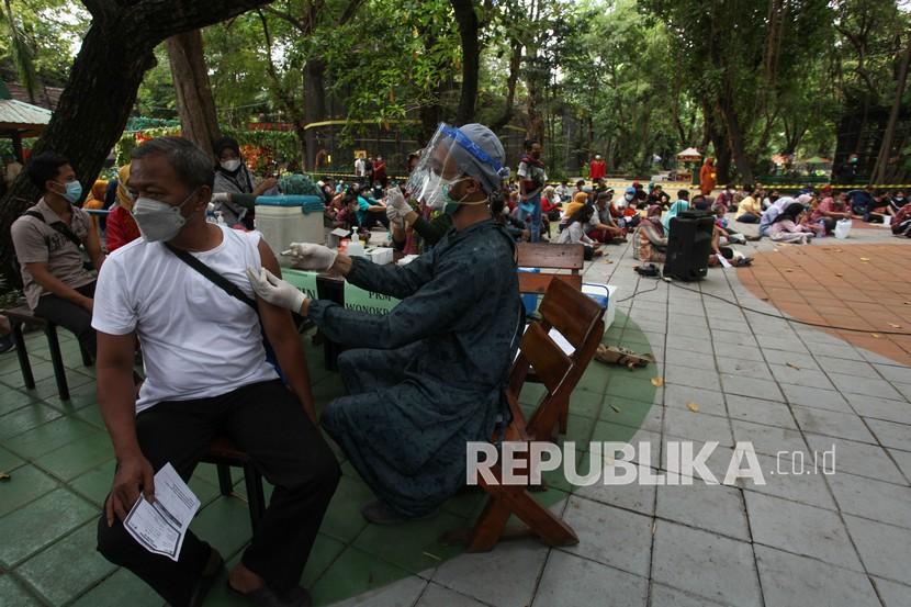 Menkes Sebut Vaksin Penguat untuk PBI Gratis. Petugas kesehatan menyuntikkan vaksin COVID-19 kepada warga di Kebun Binatang Surabaya (KBS), Surabaya, Jawa Timur, Senin (13/9/2021). Vaksinasi COVID-19 yang digelar di area Kebun Binatang Surabaya itu menargetkan 1.500 penerima vaksin. 