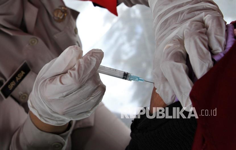 Petugas kesehatan menyuntikkan vaksin COVID-19 kepada warga di MTQ Square, Kendari, Sulawesi Tenggara, Sabtu (6/11/2021). Polda Sulawesi Tenggara menggelar vaksinasi COVID-19 massal untuk warga dan pelajar guna mempercepat penanganan pandemi COVID-19. 