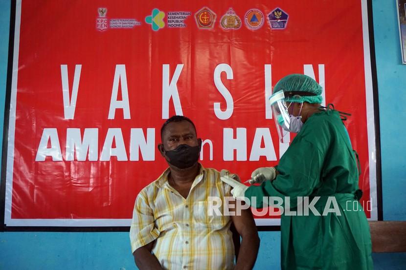 Petugas kesehatan menyuntikkan vaksin COVID-19 kepada warga di SMK Negeri 1 Kota Sorong, Papua Barat, Jumat (30/7). Presiden Joko Widodo (Jokowi) melakukan kunjungan kerja ke Kelurahan Klamesen, Kabupaten Sorong, Papua Barat, Senin (4/10).