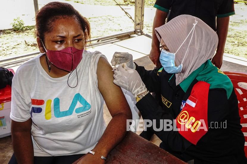 Petugas kesehatan menyuntikkan vaksin COVID-19 kepada warga saat gebyar vaksinasi di Papua Trade Center (PTC) Entrop, Kota Jayapura, Papua, Sabtu (11/9/2021). Gebyar vaksinasi massal yang diinisiasi Polda Papua bekerjasama Lantamal X Jayapura dan relawan vaksinator tersebut menargetkan lebih dari seribu dosis vaksin perhari. 