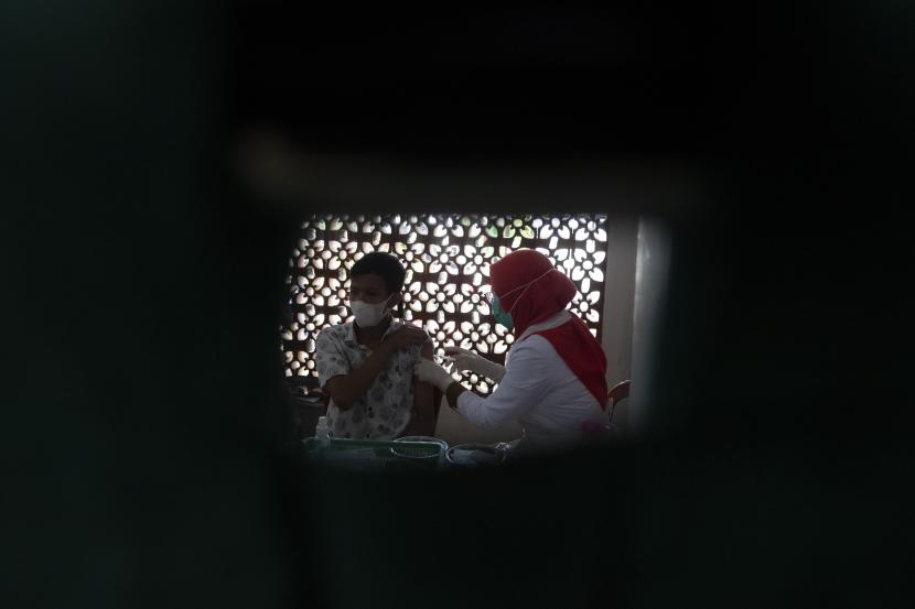 Petugas kesehatan menyuntikkan vaksin COVID-19 kepada warga saat pelaksanaan vaksinasi massal untuk masyarakat umum di Palembang, Sumatera Selatan, Selasa (31/8/2021). Paguyuban Sinarmas Sumatera Selatan bekerjasama dengan Perum LKBN ANTARA Biro Sumatera Selatan, Pemerintah Kota Palembang, Dinas Kesehatan Palembang, Dinas Kehutanan Sumatera Selatan, organisasi forum DAS Sumatera Selatan menggelar vaksinasi massal untuk 1.048 orang warga yang belum mendapatkan vaksinasi, sebagai usaha pembentukan herd immunity atau kekebalan kelompok di tengah mewabahnya COVID-19. 