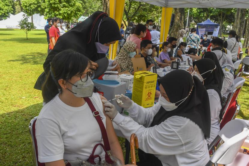 Petugas kesehatan menyuntikkan vaksin Covid-19 kepada warga di Taman Lapangan Banteng, Kecamatan Sawah Besar, Jakarta Pusat, Sabtu (23/04/2022). 