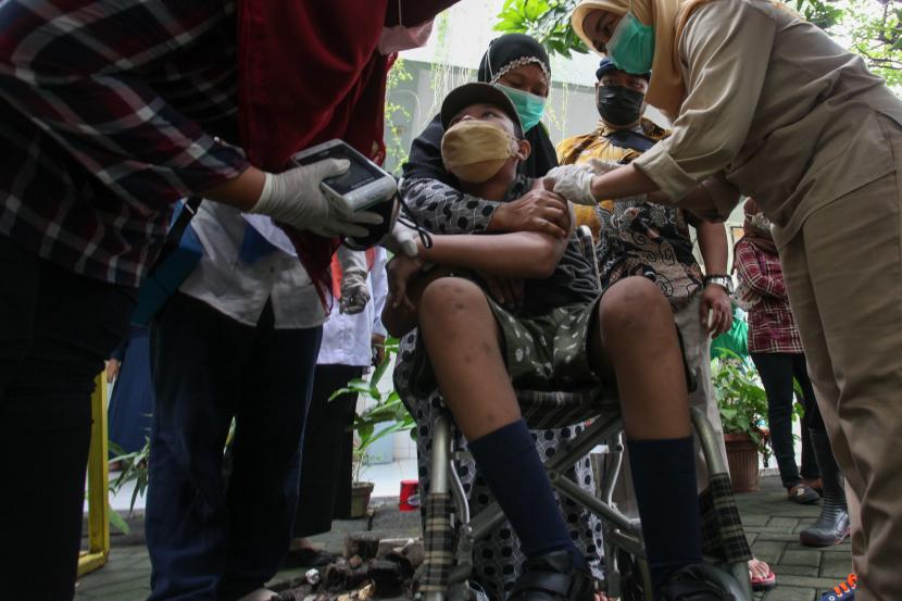 Petugas kesehatan menyuntikkan vaksin COVID-19 pada anak di Surabaya, Jawa Timur, Rabu (15/12/2021). Pemkot Surabaya mulai melakukan vaksinasi COVID-19 dosis pertama untuk anak usia 6 sampai 11 tahun dengan menargetkan 227 ribu anak penerima vaksin.