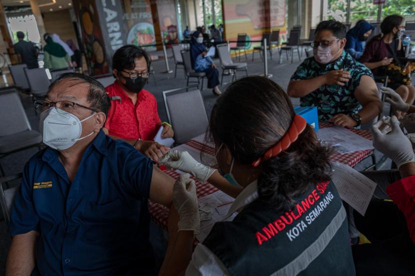 Petugas kesehatan menyuntikkan vaksin COVID-19 penguat (booster) jenis AstraZeneca kepada seorang warga di sebuah pusat perbelanjaan di Kota Semarang, Jawa Tengah, Senin (17/1/2022). Pemerintah Kota Semarang menargetkan vaksinasi penguat atau vaksinasi dosis ketiga kepada sebanyak 5.000 penerima per hari yang tersebar di 37 puskesmas, sejumlah rumah sakit serta beberapa lokasi yang telah ditentukan di Kota Semarang sebagai upaya mendukung pemerintah dalam mempercepat penanggulangan pandemi COVID-19.