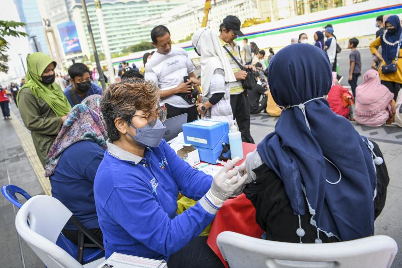Petugas kesehatan menyuntikkan vaksin COVID-19 saat Car Free Day atau Hari Bebas Kendaraan Bermotor di kawasan MH Thamrin, Jakarta. Dinkes DKI mendistribusikan sebanyak 204 ribu dosis vaksin Covid-19.