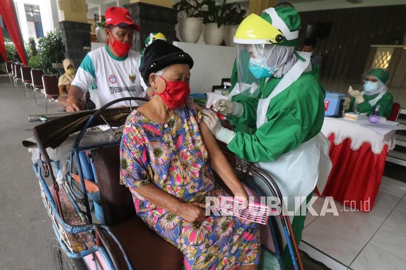 ilustrasi.Petugas kesehatan menyuntikkan vaksin COVID-19 Sinovac kepada lansia di Balai Kota Kediri, Jawa Timur, Selasa (6/4/2021). Vaksinasi secara drive thru atau tanpa turun dari kendaraan tersebut guna mempermudah layanan sekaligus menghindari terjadinya kerumunan. 