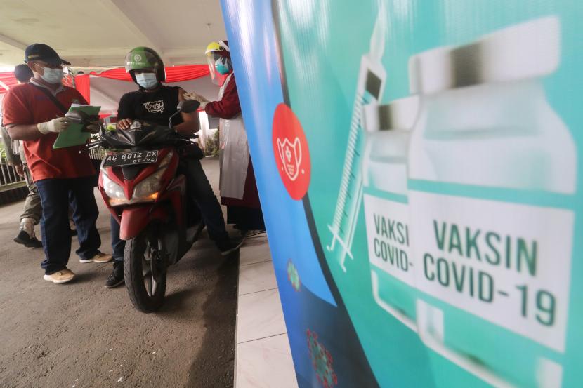 Petugas kesehatan menyuntikkan vaksin Covid-19 Sinovac kepada pengemudi ojek daring di Balai Kota Kediri, Jawa Timur, Senin (5/4/2021). 