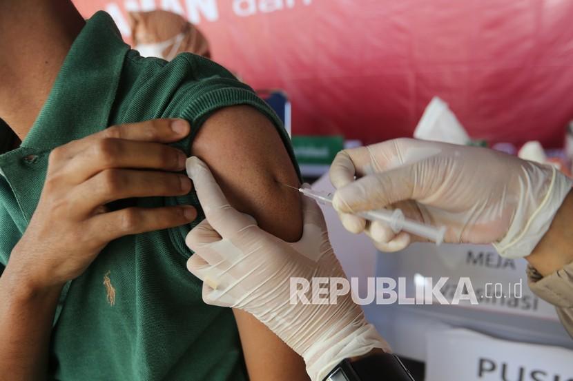 Petugas kesehatan menyuntikkan vaksin Covid-19 Sinovac kepada warga saat vaksinasi massal presisi Polri di Taman Budaya, Banda Aceh, Aceh, Sabtu (24/7).