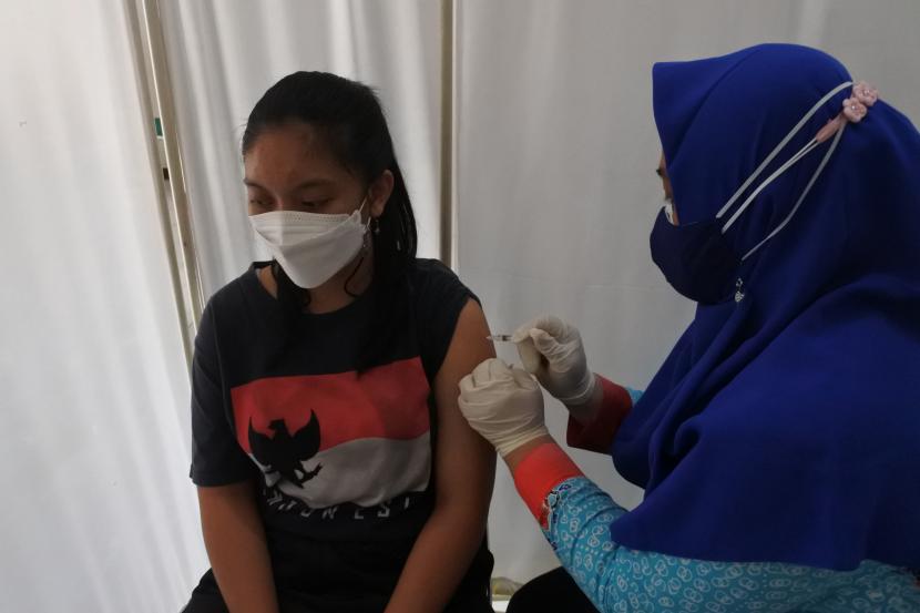 Petugas kesehatan menyuntikkan vaksin COVID-19 tahap pertama kepada seorang pelajar remaja di Puskesmas Panarukan, Situbondo, Jawa Timur. Satuan Tugas Penanganan COVID-19 Kabupaten Situbondo, Jawa Timur, menyatakan bahwa sekitar 97 persen pasien meninggal dunia di wilayah setempat karena belum divaksin.
