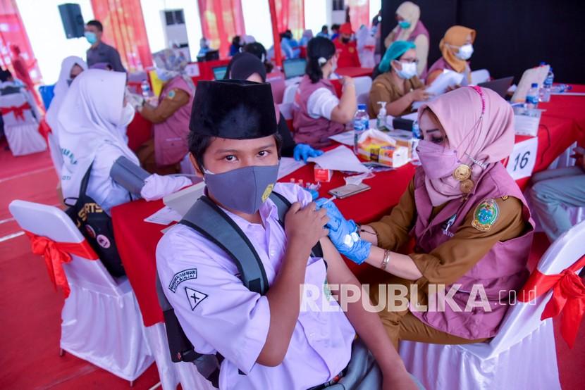 Menag Pastikan Vaksinasi Bagi Jutaan Santri Terus Bergulir. Petugas kesehatan menyuntikkan vaksin COVID-19 untuk santri dan pelajar di Ponpes Sabilul Mukminin, Paya Roba, Kota Binjai, Sumatera Utara, Selasa (31/8/2021). Pemerinta Kota Binjai bekerjasama dengan Badan Intelijen Negara (BINDA) Sumut menggelar vaksinasi untuk santri dan pelajar sebagai salah satu syarat untuk melaksanakan pembelajaran tatap muka dengan target sebanyak 2500 orang. 
