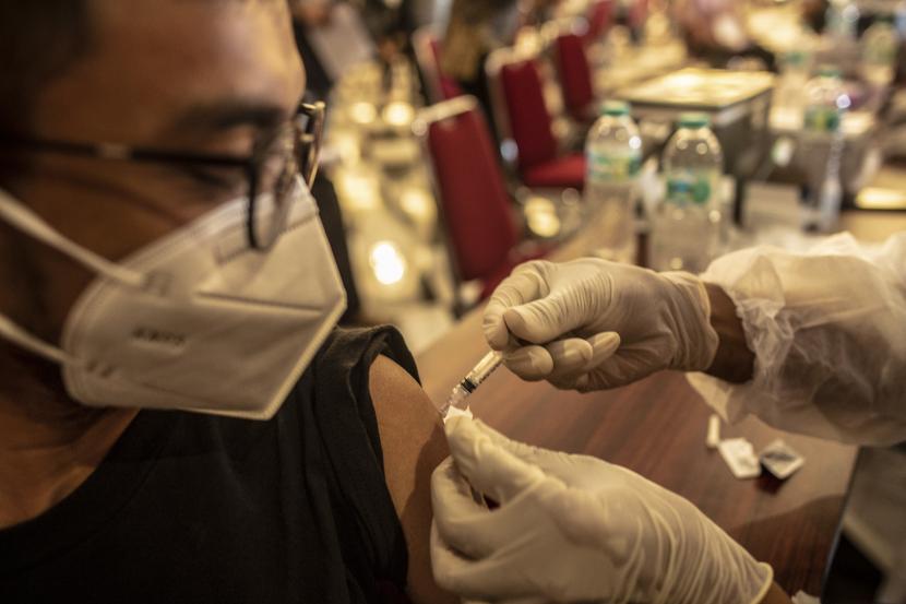 Petugas kesehatan menyuntikkan vaksin dosis ketiga atau booster COVID-19 (ilustrasi). Bandara Internasional I Gusti Ngurah Rai Bali mulai menyiapkan posko khusus vaksin Covid-19 setelah ada rencana Pemerintah mewajibkan vaksinasi booster (penguat) pada area publik dan layanan perjalanan.