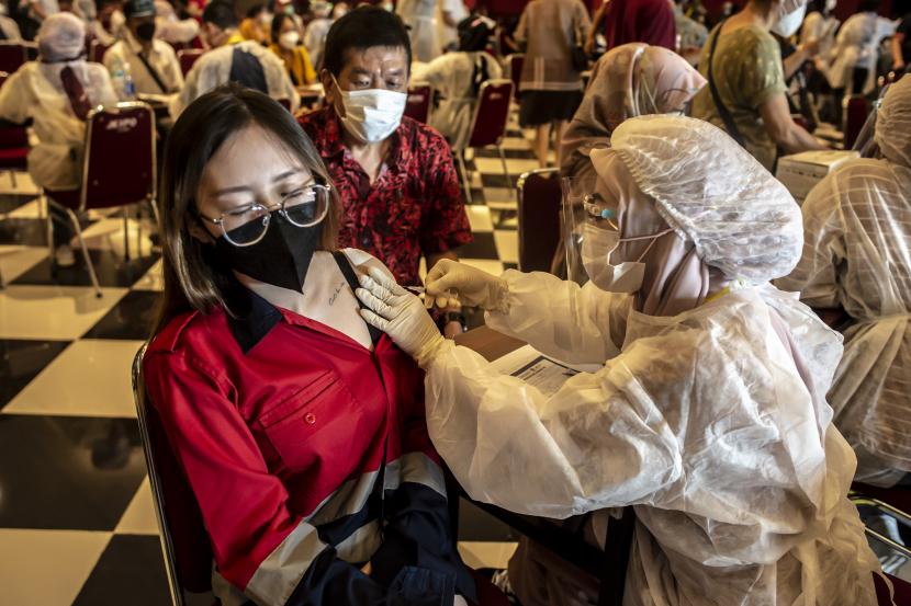 Petugas kesehatan menyuntikkan vaksin dosis ketiga atau booster COVID-19 kepada warga di Jiexpo Kemayoran, Jakarta, Jumat (21/1/2022). Presiden Joko Widodo mendorong masyarakat untuk segera melakukan vaksinasi booster, dikarenakan situasi pandemi COVID-19 di Indonesia tengah mengalami kenaikan akibat penyebaran varian Omicron.