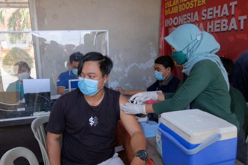 Petugas kesehatan menyuntikkan vaksin dosis ketiga COVID-19 bagi warga yang tidak melengkapi persyaratan perjalanan saat akan menyeberang ke Pulau Jawa di Pelabuhan Gilimanuk, Jembrana, Bali, Senin (18/7/2022). Pihak pelabuhan mulai Minggu (17/7) menerapkan aturan wajib vaksin penguat (booster) bagi pelaku perjalanan dalam negeri (PPDN) yang keluar maupun masuk Bali sesuai dengan Surat Edaran Kementerian Perhubungan Republik Indonesia Nomor 73 Tahun 2022.