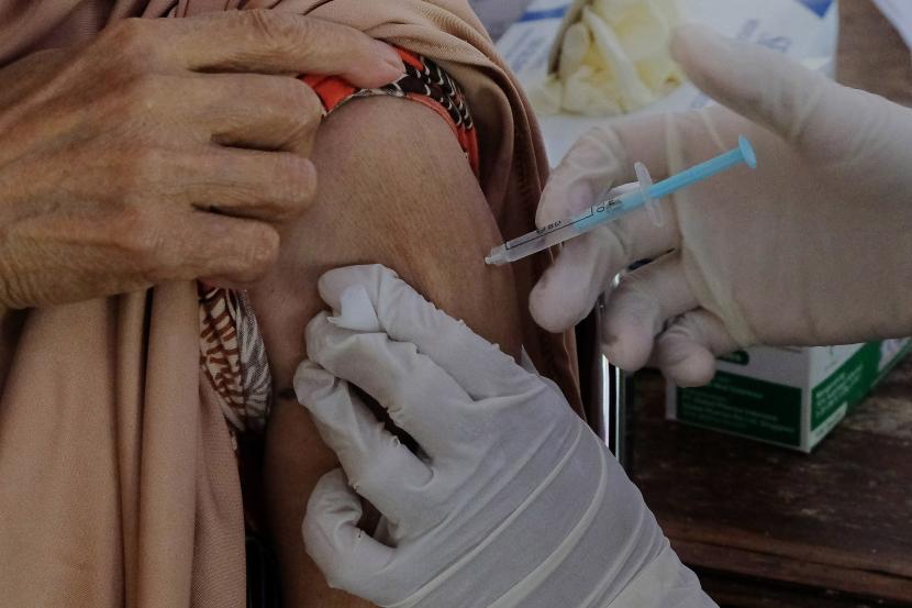 Petugas kesehatan menyuntikkan vaksin dosis ketiga kepada warga di Denpasar, Bali, Selasa (14/6/2022). Dinas Kesehatan Provinsi Bali mengimbau masyarakat untuk mengikuti program vaksinasi COVID-19 dosis ketiga atau penguat (booster) sebagai antisipasi penyebaran COVID-19 subvarian Omicron BA.4 dan BA.5. 