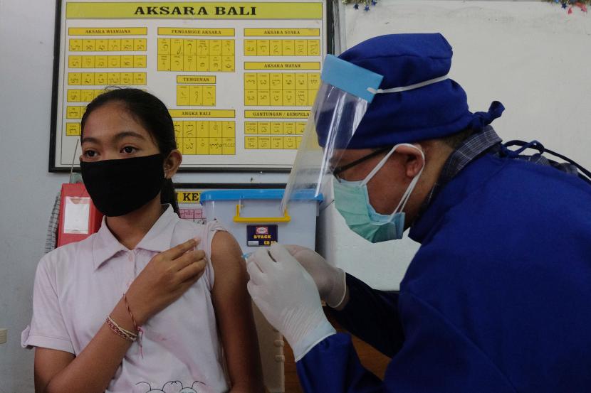 Petugas kesehatan menyuntikkan vaksin kanker serviks kepada siswa kelas VI dalam Bulan Imunisasi Anak Sekolah (BIAS) di SD Negeri 8 Sumerta, Denpasar, Bali, Jumat (14/8/2020). Vaksinasi measles rubella dan kanker serviks tersebut menyasar siswa kelas I dan kelas VI di setiap sekolah dasar se-Denpasar yang dilakukan secara bertahap dengan menerapkan protokol kesehatan COVID-19 termasuk mengatur jumlah siswa yang hadir ke sekolah. Ingat, Kanker Serviks Dapat Dicegah dengan Imunisasi HPV