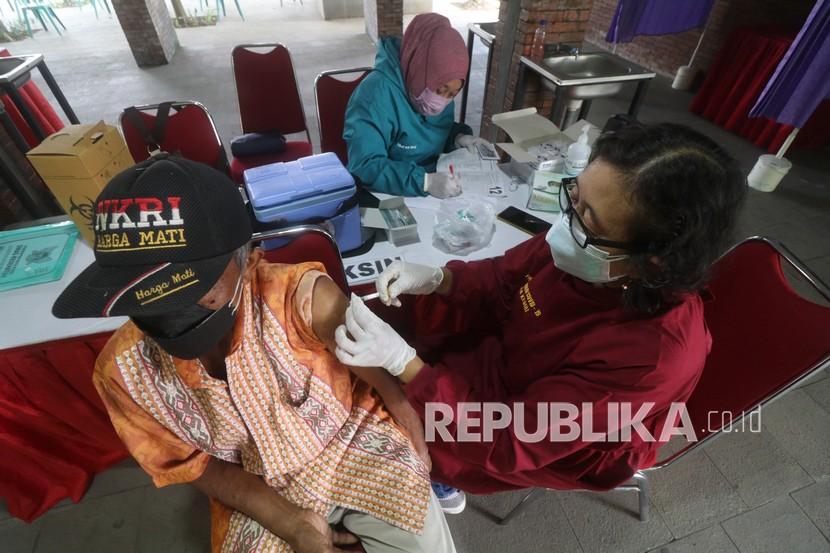 Petugas kesehatan menyuntikkan vaksin kepada lansia saat hari pertama vaksinasi booster COVID-19 di Taman Sekartaji, Kota Kediri, Jawa Timur, Sabtu (19/2/2022). Layanan vaksinasi booster COVID-19 yang akan berlangsung selama 4 hari tersebut pada hari pertama masih tergolong sepi peminat yaitu hanya 54 orang peserta dari target 100 orang per hari. 