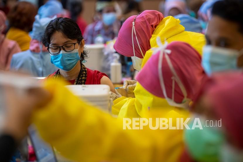 Petugas kesehatan menyuntikkan vaksin kepada pemuka agama saat vaksinasi COVID-19 massal dosis pertama di Palembang, Sumatera Selatan, Selasa (23/3). Tingkat keterisian tempat tidur (BOR/Bed Occupancy Ratio) di rumah sakit (RS) di tujuh provinsi mengalami kenaikan hingga tembus 50 persen.