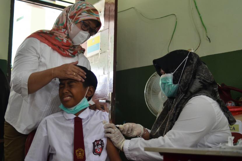 Petugas kesehatan menyuntikkan vaksin kepada siswa Sekolah Dasar (ilustrasi)
